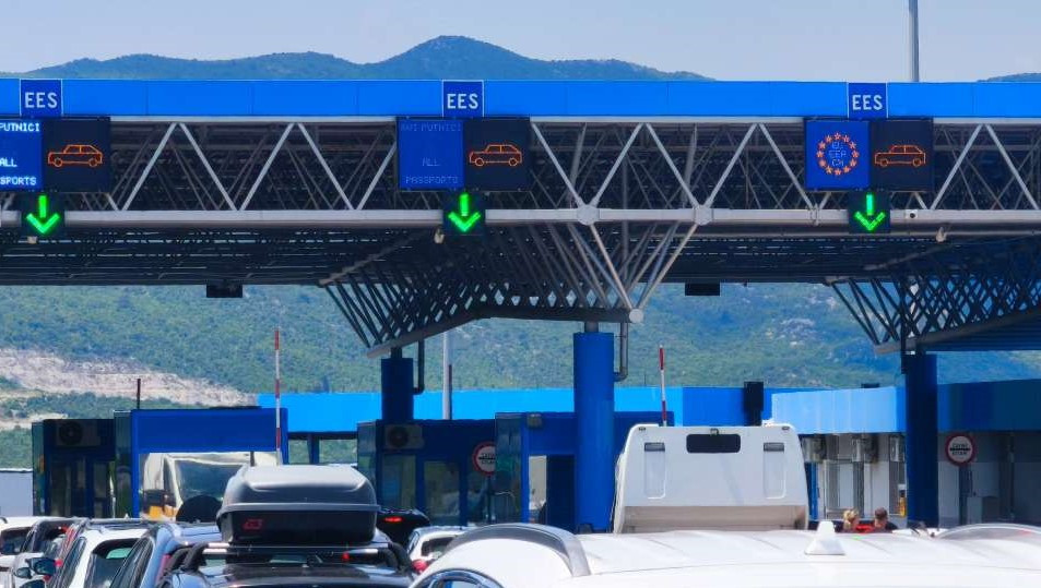 Magla jutros smanjuje vidljivost, duga kolona vozila na izlazu iz BiH na GP Velika Kladuša