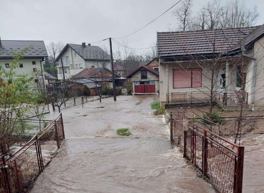 Timovi FUCZ upućeni na nekoliko najugroženijih lokacija u Bihaću i Sanskom Mostu