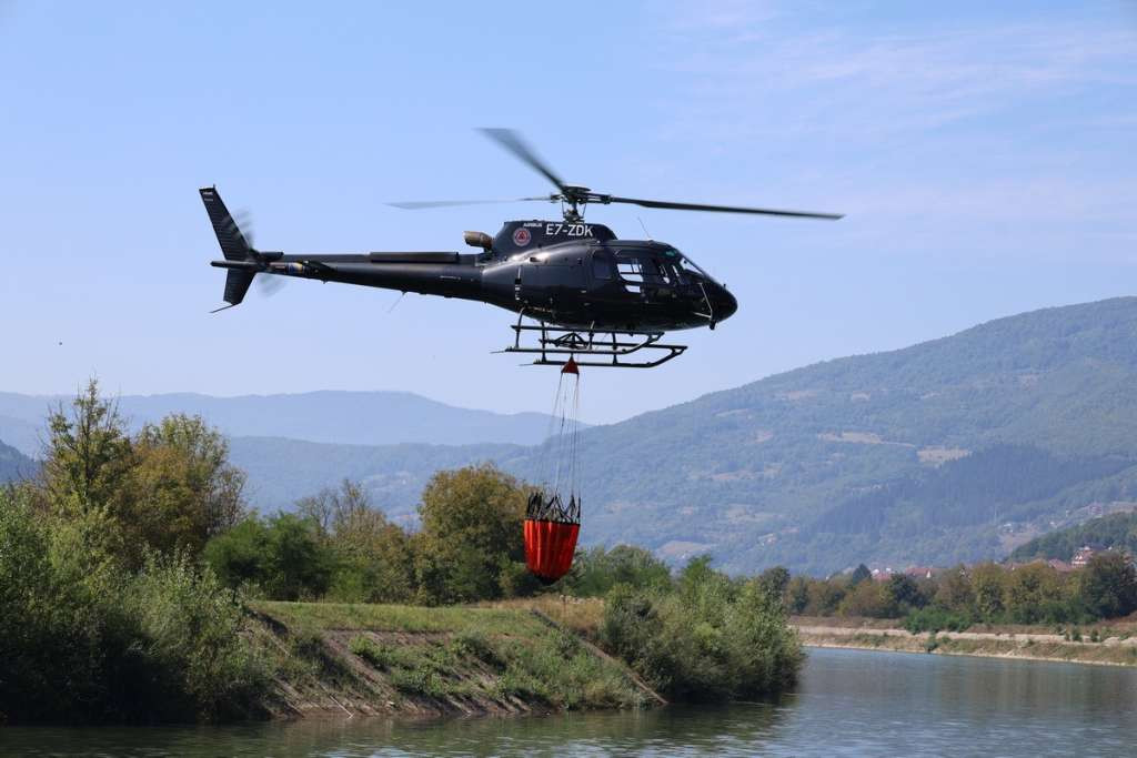 Požar na Vranovini stavljen pod kontrolu, u gašenju pomogao helikopter iz ZDK