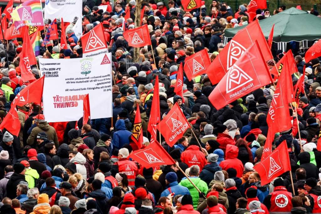 Deseci hiljada radnika Volskwagena u štrajku širom Njemačke