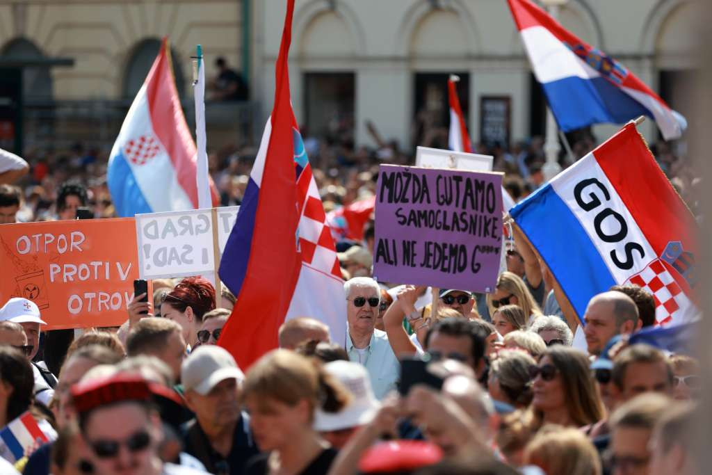 Hiljade građana na protestu u Zagrebu zbog ilegalnog otpada u Gospiću