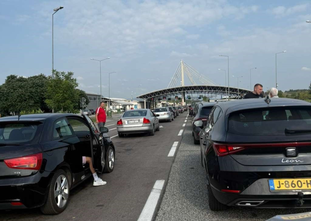 Na pojedinim graničnim prijelazima duge kolone vozila na izlazu iz BiH