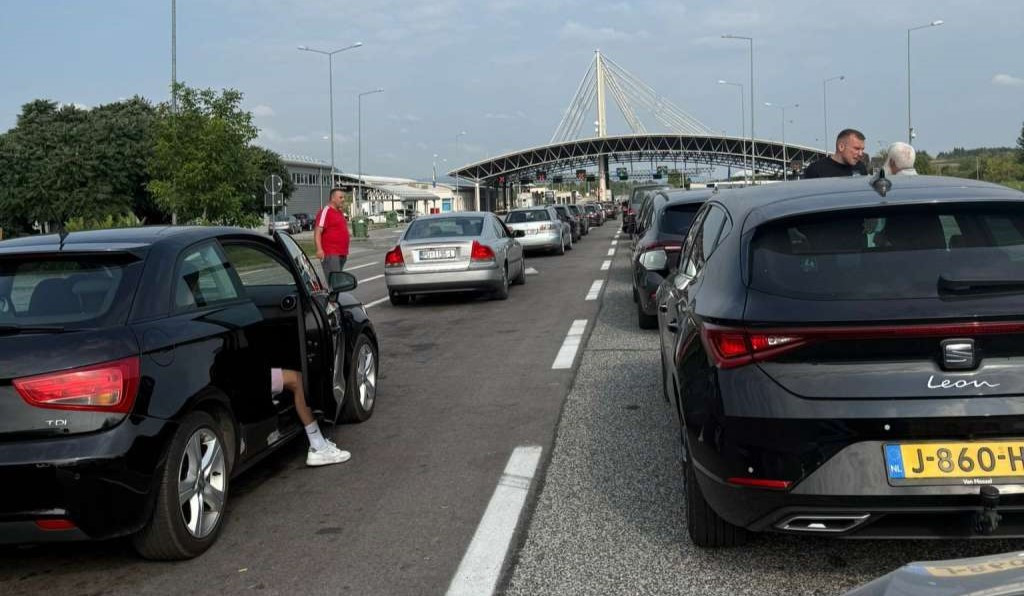 Duge kolone putničkih vozila na izlazu iz BiH na graničnim prijelazima Izačić, Ivanica, Deleuša...