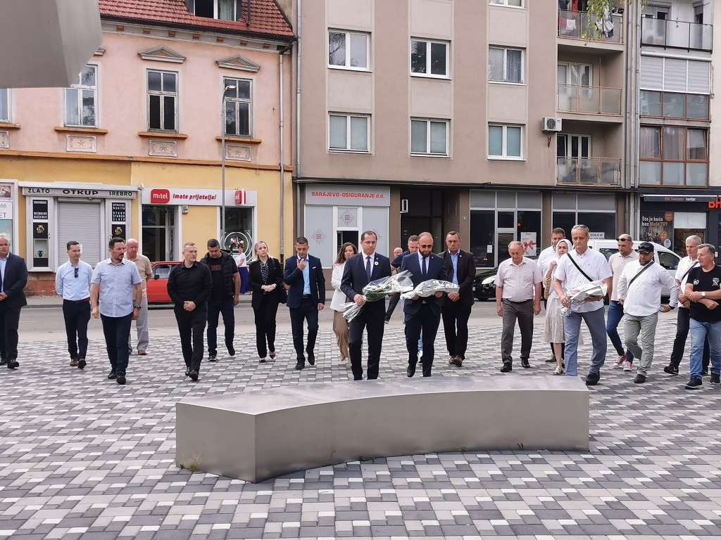 Polaganjem cvijeća na spomen-obilježjima počelo obilježavanje Dana branilaca Bihaća