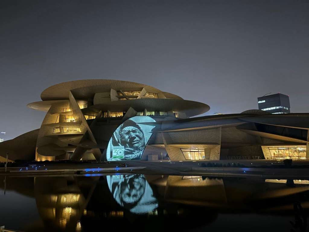 Fotografija 'Majka Srebrenice' osvijetljena na fasadi Nacionalnog muzeja Katara