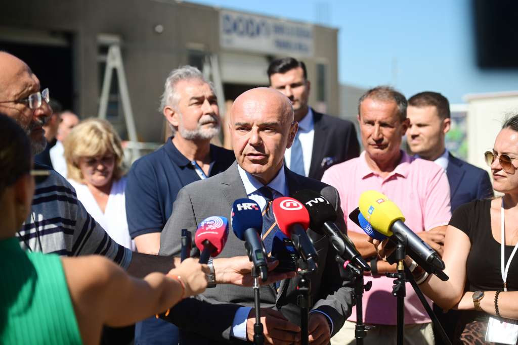 Ružić: Država će nadoknaditi plaće radnicima poduzeća stradalih u požaru u Omišu