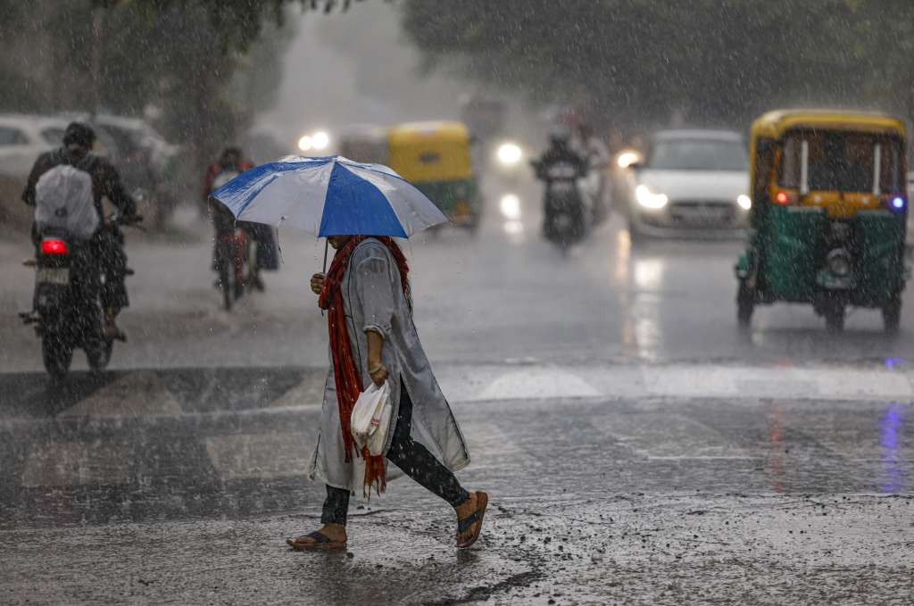 Monsun izazvao haos širom Indije: Najmanje 13 poginulih, saobraćaj paralizovan