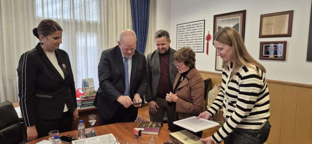 Kolekcija knjiga prof. Jamesa Colliera uručena biblioteci Filozofskog fakulteta
