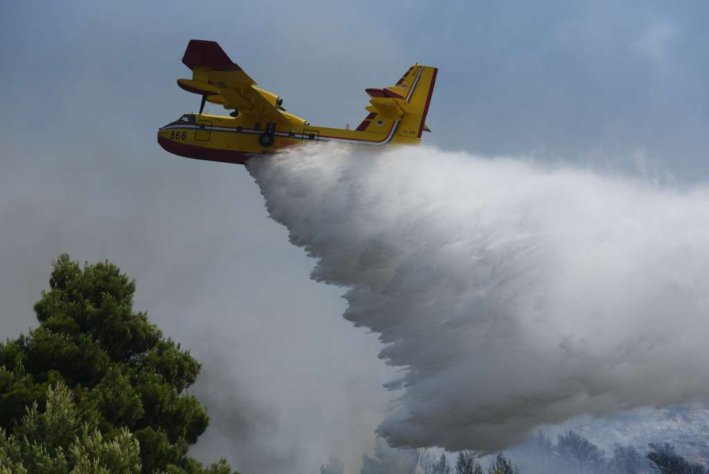 Hrvatski kanader gasi požar u crnogorskom primorju
