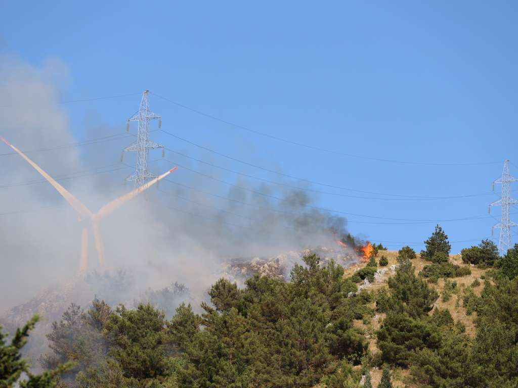 Mostarski vatrogasci treći dan gase veliki požar, stigla pomoć i iz zraka