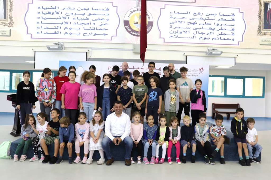 Hurtić posjetio Bosansku dopunsku školu u Dohi, učenicima poklonio udžbenike