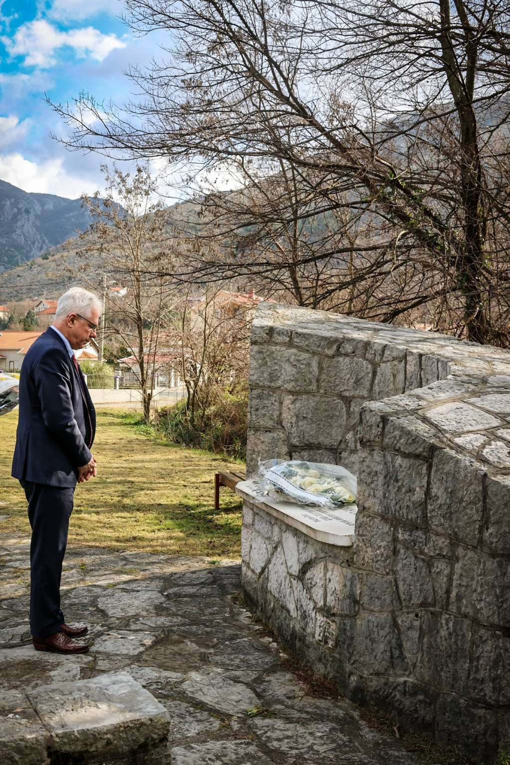 Veleposlanik Murphy odao počast civilnim žrtvama ratnih zločina u Sutini i Uborku