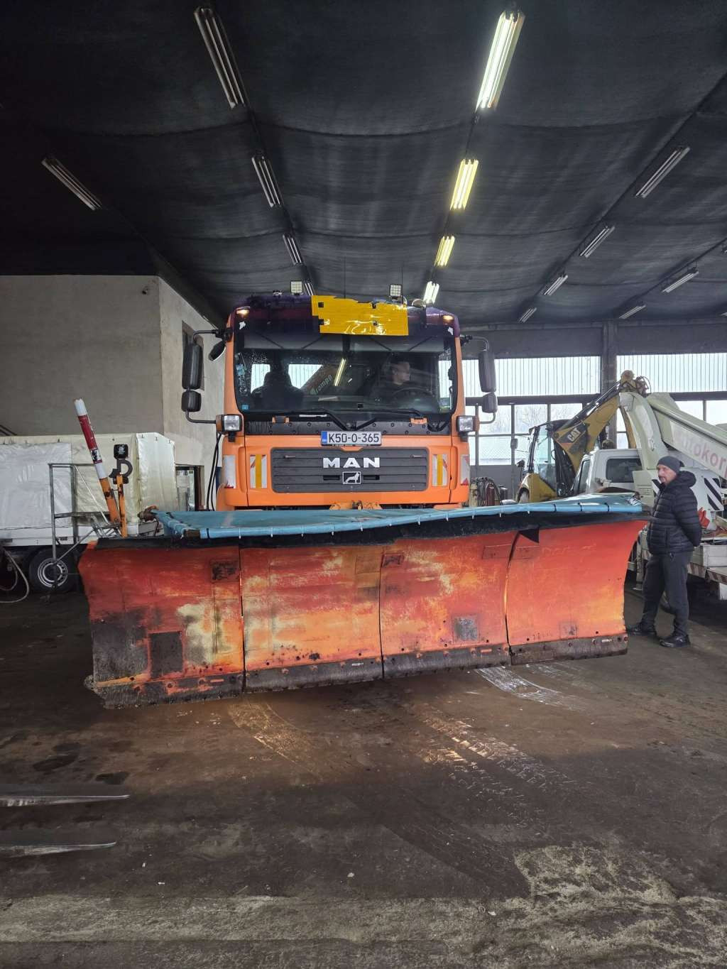 Pred najavljene sniježne padavine Bihać aktivirao zimsku službu