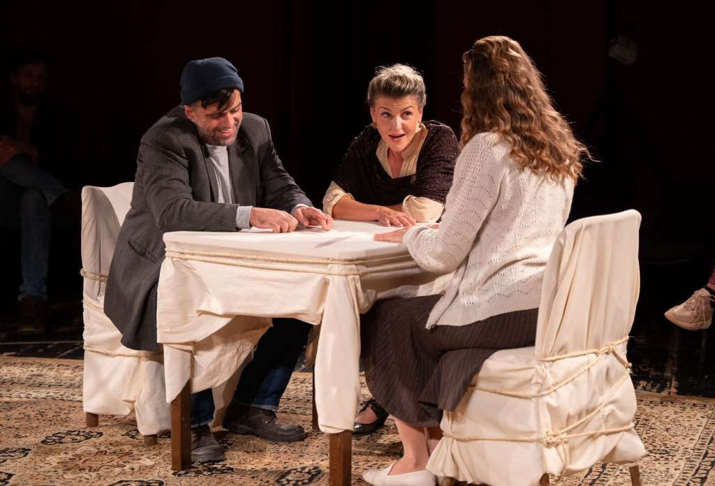 Sutra pred publikom u Mostaru ''Staklena menažerija''