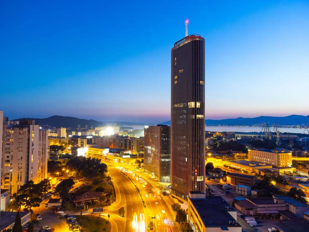 Muškarac s padobranom skočio s Dalmatia Towera u Splitu, nitko nije ozlijeđen