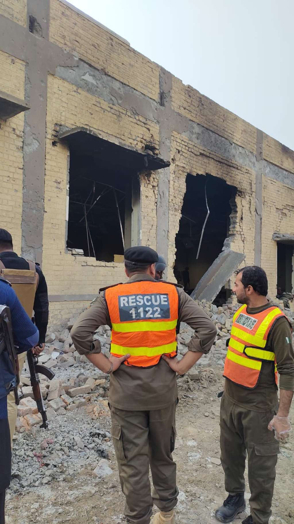 Najmanje 31 osoba poginula u samoubilačkom napadu u Pakistanu, borbe još traju