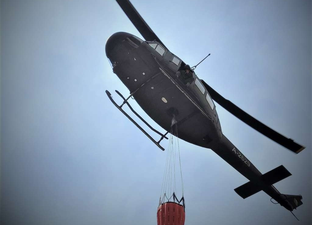 Helikopter Oružanih snaga BiH i danas gasi požar u Drežnici kod Mostara