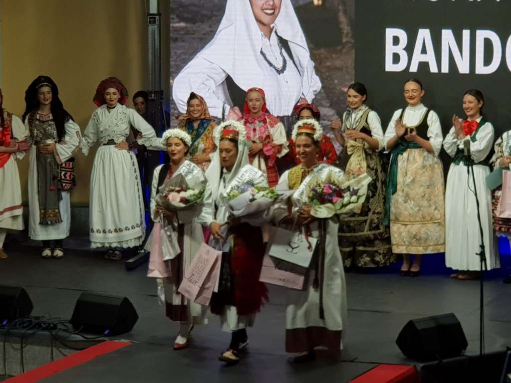 Mona Bandov iz SAD-a najljepša Hrvatica u narodnoj nošnji