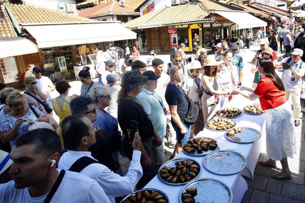 Gradonačelnica Karić proslavila Kurban-bajram sa sugrađanima darivanjem baklava i dobrih želja