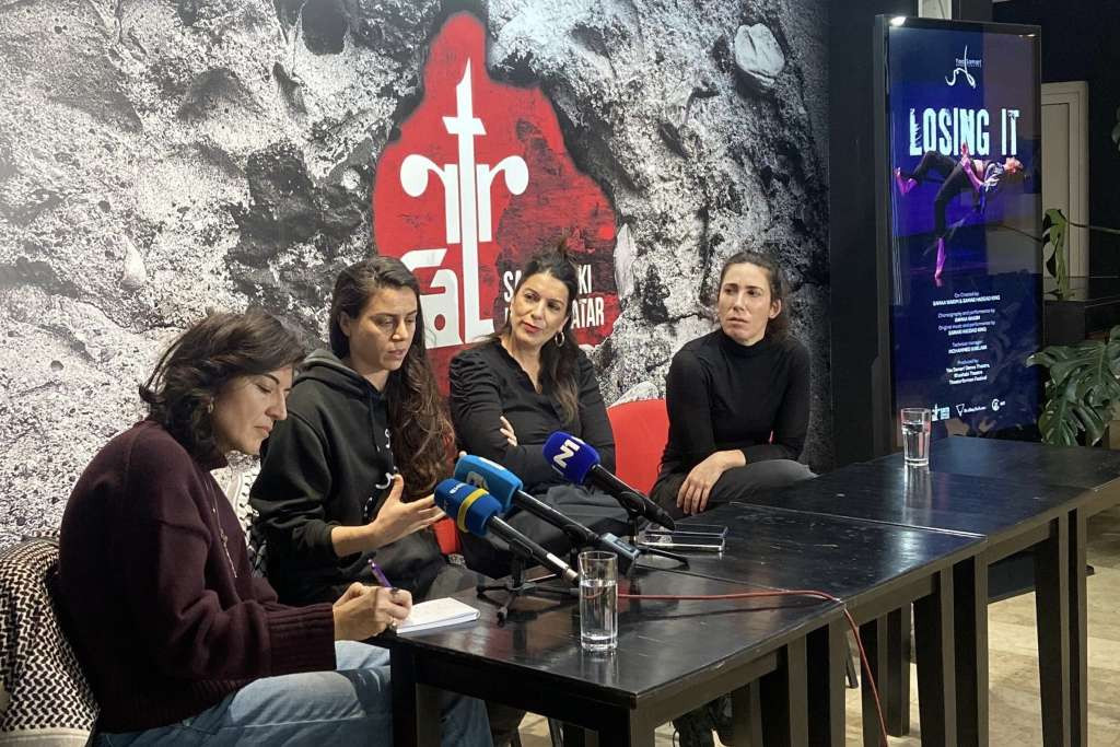 Predstava 'Losing It' palestinskih umjetnica Samaa Wakim i Samar Haddad King na sceni SARTR-a
