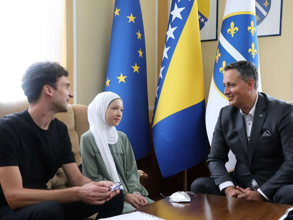 Bećirović organizirao prijem u Predsjedništvu BiH za Merjem Džafić, prvakinju BiH u šahu