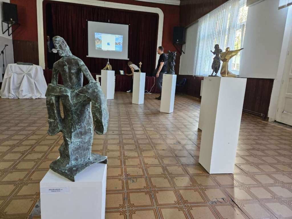 Brčko: Postavljena izložba skulptura iz Galerije 'Šimun'