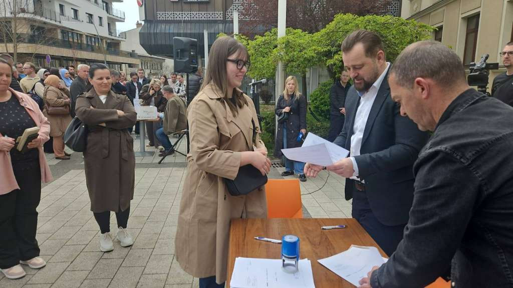 U Cazinu potpisani ugovori za 282 studentske stipendije, izdvojeno 550.000 KM