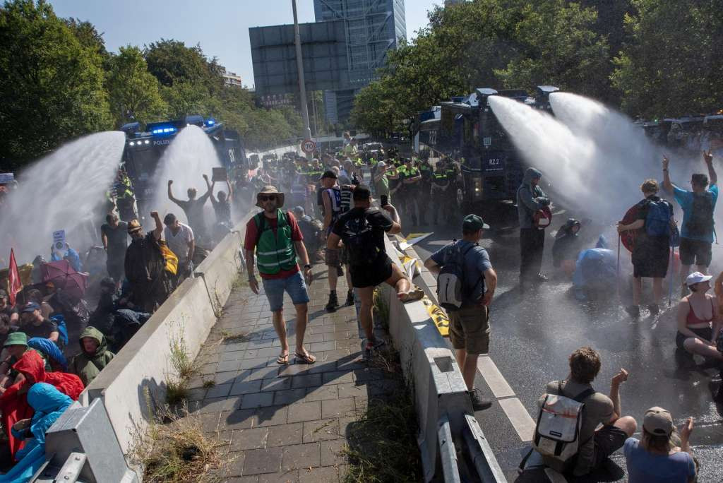 Policija u Nizozemskoj ponovo koristila vodene topove protiv klimatskih aktivista