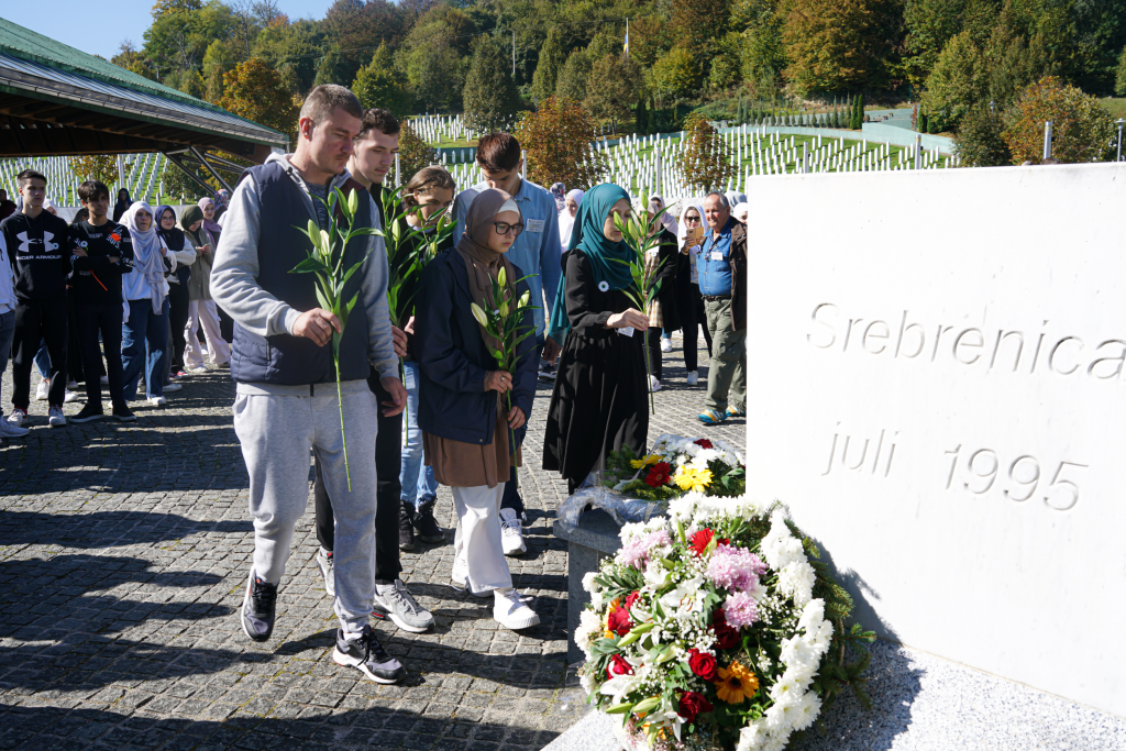 Mladi Bošnjaci Zagreba i njihovi prijatelji posjetili Memorijalni centar Srebrenica
