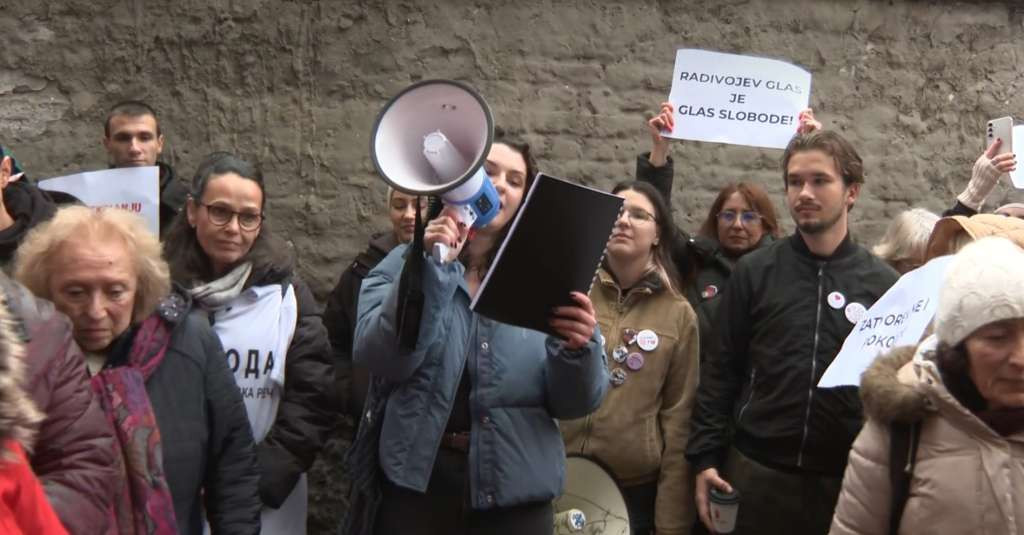Protesti u Novom Sadu: Stotine građana protiv produženja kućnog pritvora opozicionaru Jovoviću