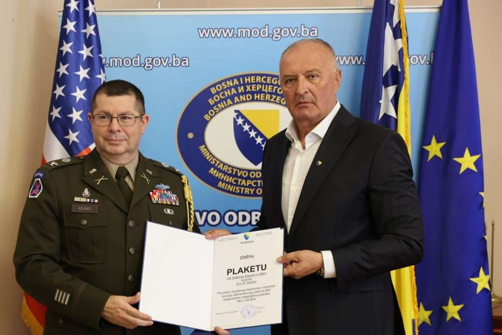 Snažno partnerstvo BiH i SAD - Brigadir Adams odlikovan Zlatnom plaketom MO BiH