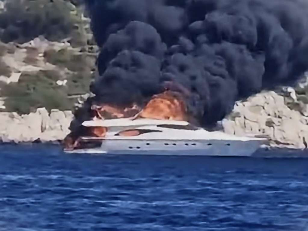Jahta koja je gorjela kod Čiova potonula tokom tegljenja