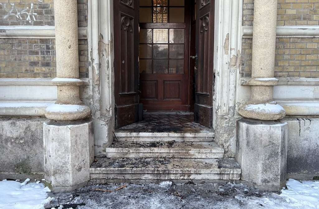 Vojvođanska opozicija osudila paljenje vrata katoličke katedrale u Novom Sadu