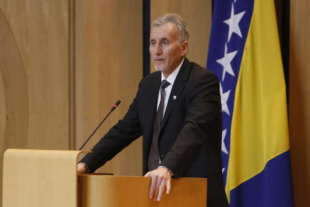 Ademović: Većina od osam delegata koji mogu usvojiti bilo koji zakon razlog je blokada u Domu naroda