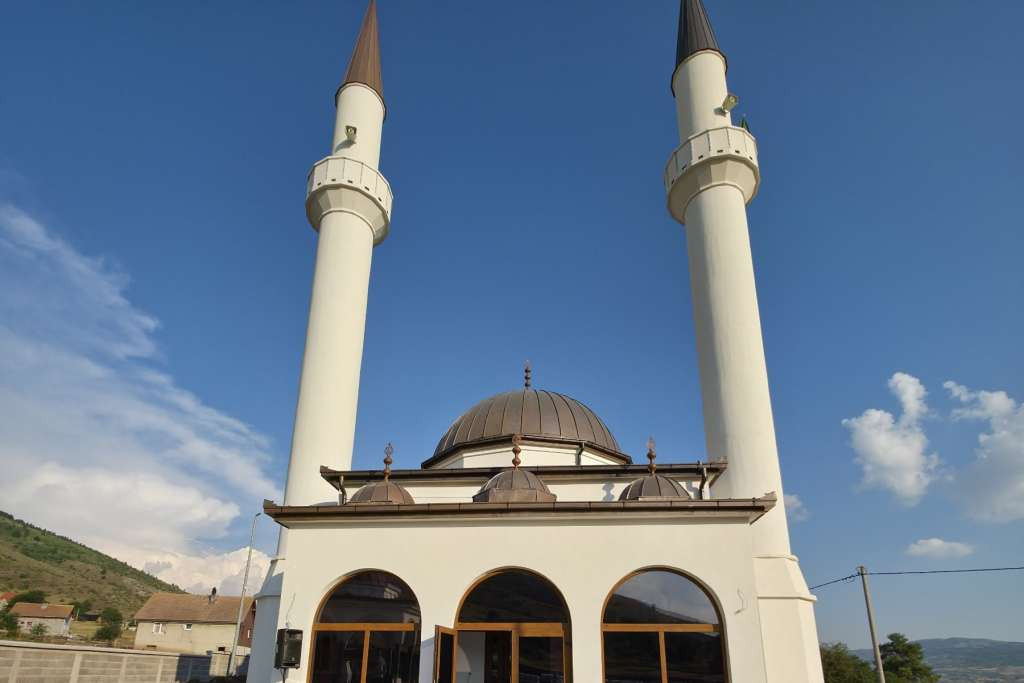 Održan vjerski program 'Pred duše šehida Srebrenice i BiH' u džamiji Donje Ravno