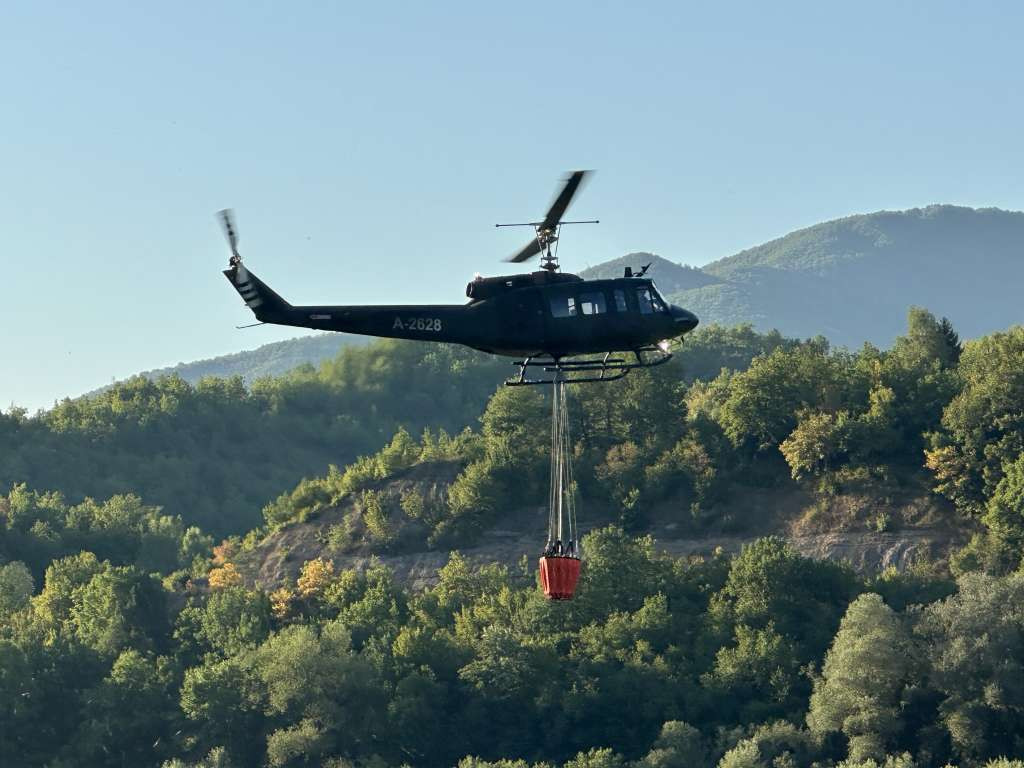 Oružane snage BiH nastavljaju gašenje požara na više požarišta