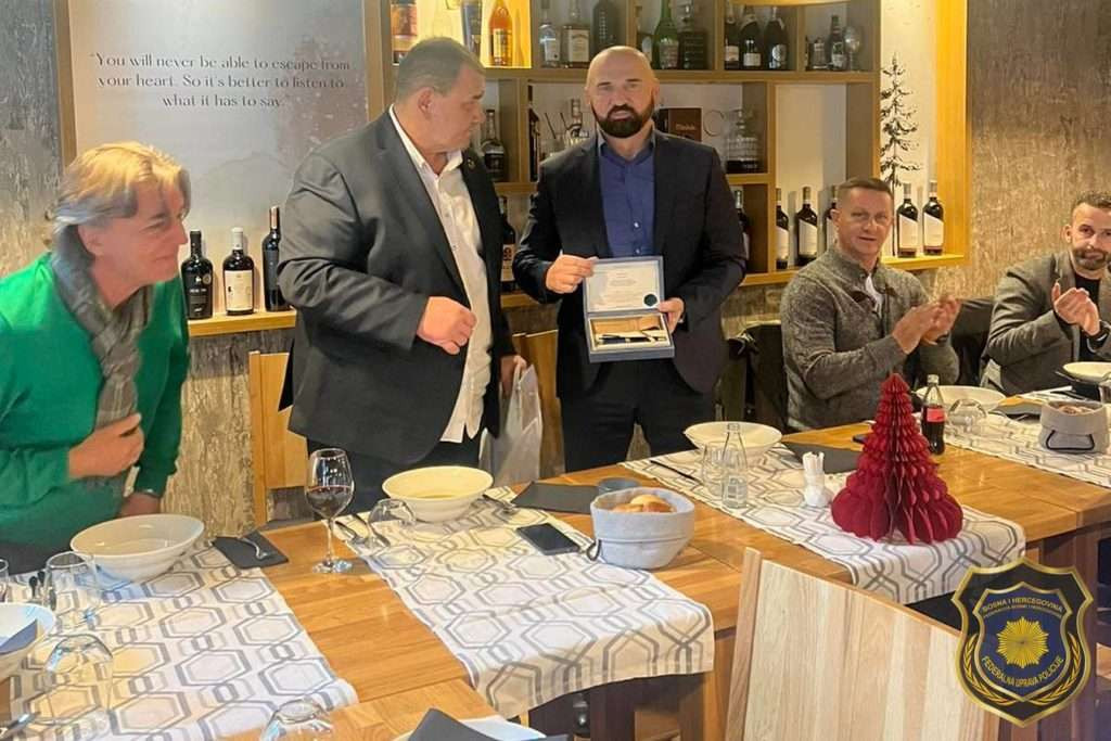 Direktor Zeljković uručio ministru Isaku poklon kolektiva Federalne uprave policije
