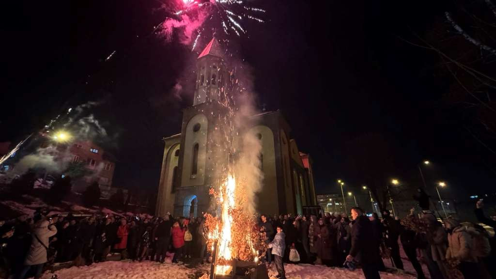 Svetom liturgijom i paljenjem Badnjaka počelo obilježavanje pravoslavnog Božića u Zenici