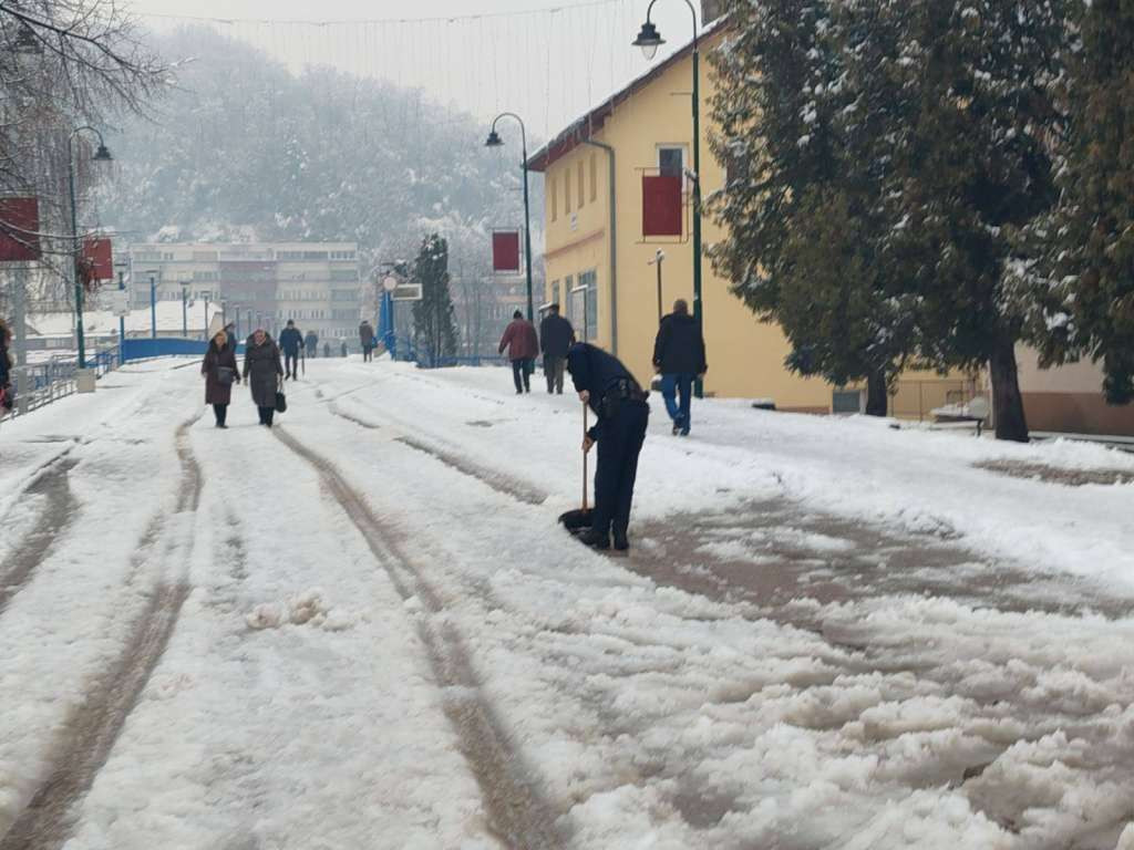 Iz BIHAMK-a upozoravaju vozače na kretanje pješaka kolovozom