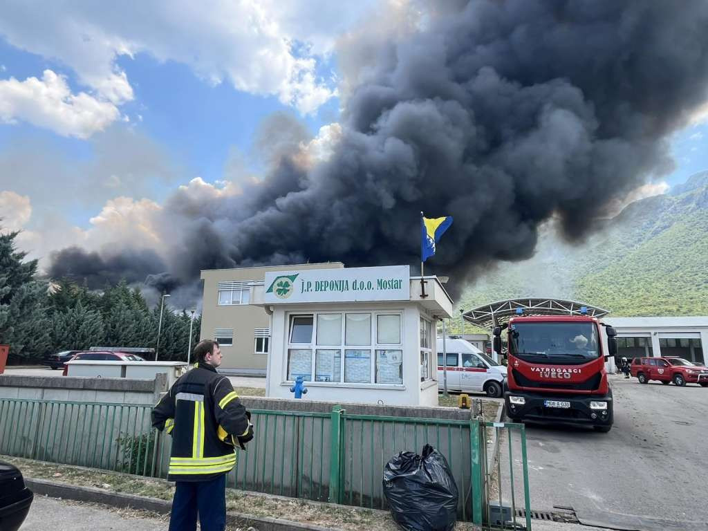 Vatrogasci i dalje saniraju požarište na odlagalištu Uborak u Mostaru