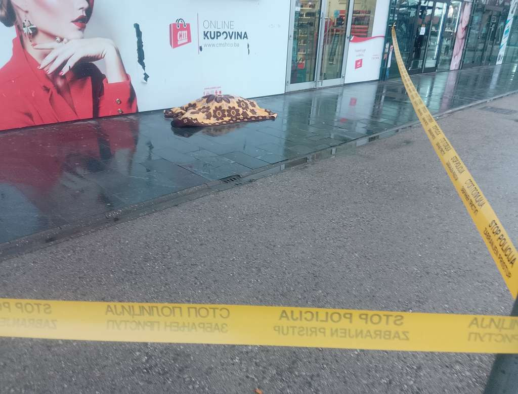 Pronađeno tijelo muškarca na trotoaru u centru Brčkog, preminuo prirodnom smrću