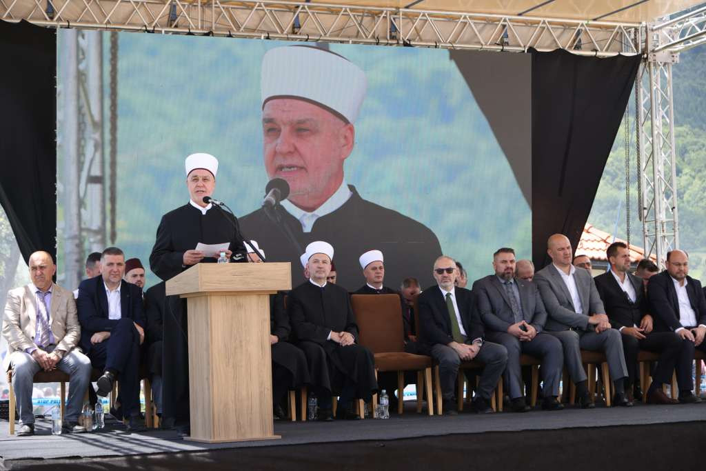 Kavazović na otvorenju džamije sultana Mehmeda Fatiha u Milodražu kod Kiseljaka