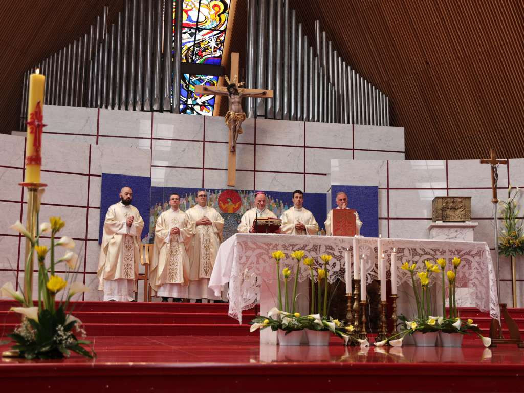 Biskup Petar Palić slavio uskrsnu misu u mostarskoj katedrali
