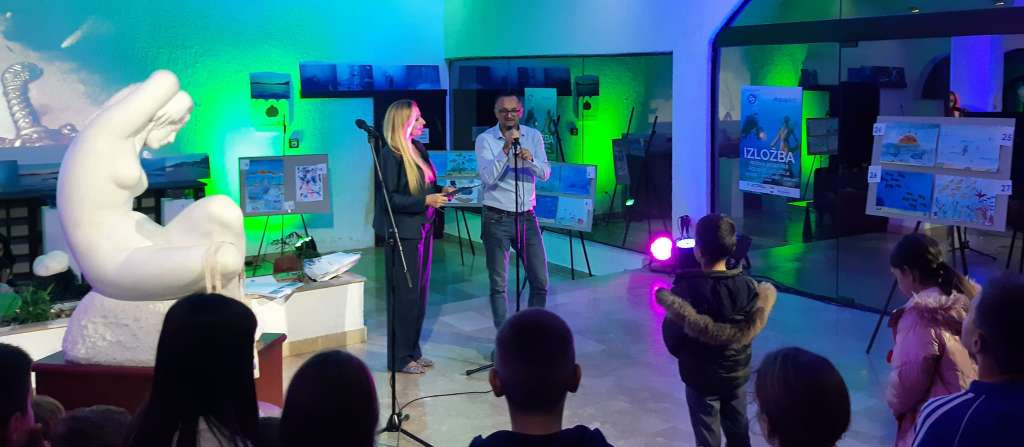 Izložba 'AquaArt' spojila more, umjetnost i mlade u Neumu