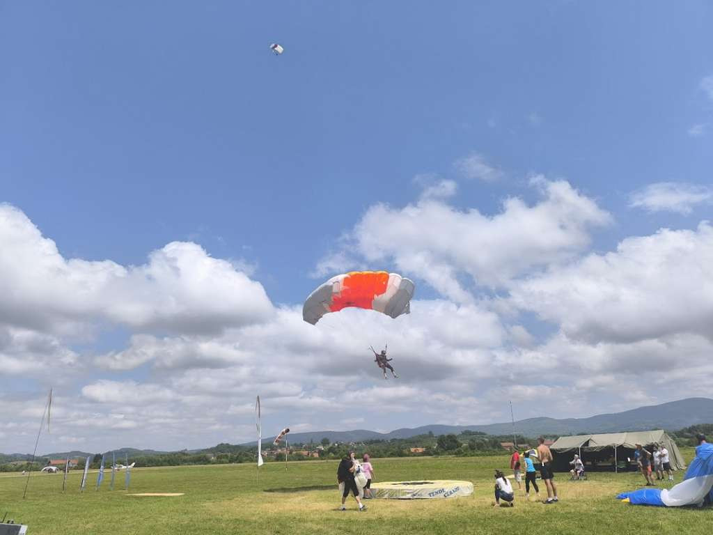 U Prijedoru počelo 29. otvoreno padobransko prvenstvo