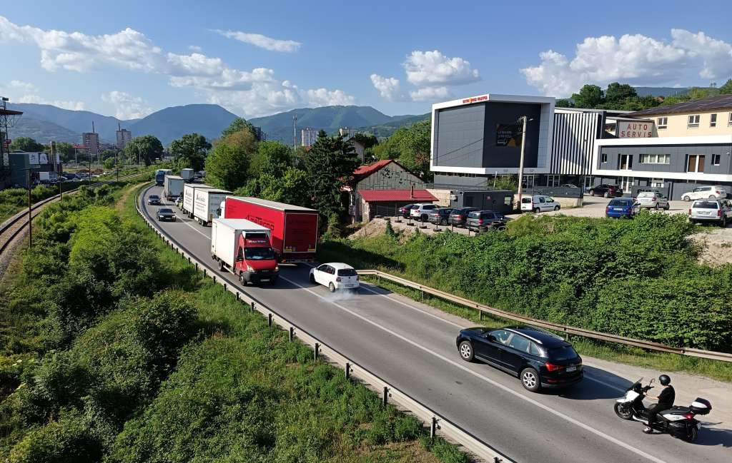 Škoda se prevrnula na magistralnom putu M-17 u Golubinji kod Žepča, dvije osobe povrijeđene
