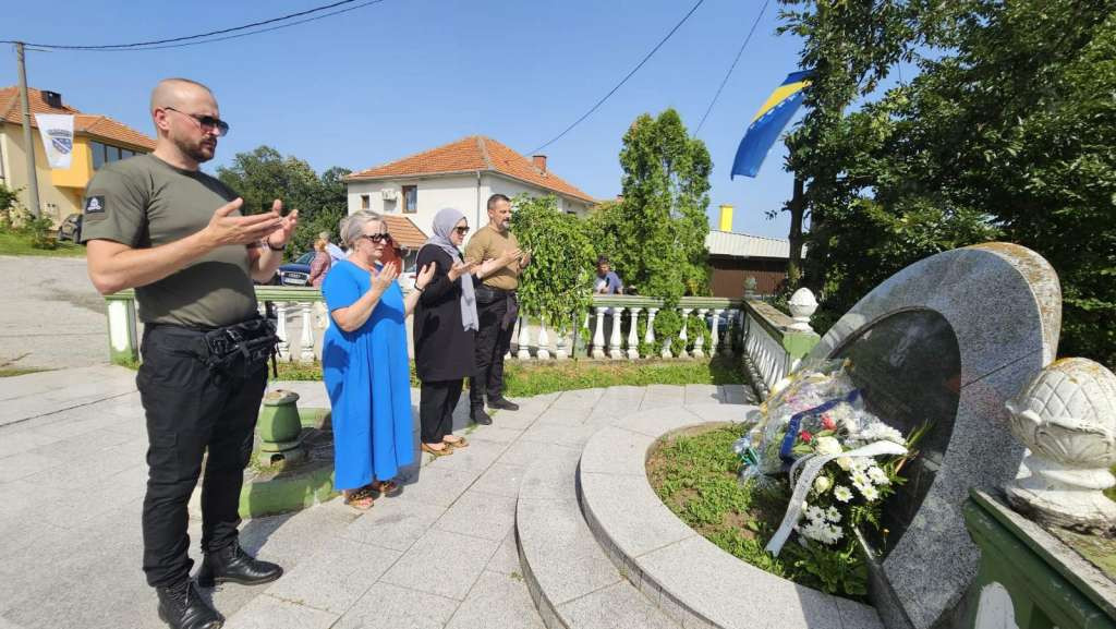 Ministrica Hota-Muminović i sarajevski učenici učesnici Marša mira