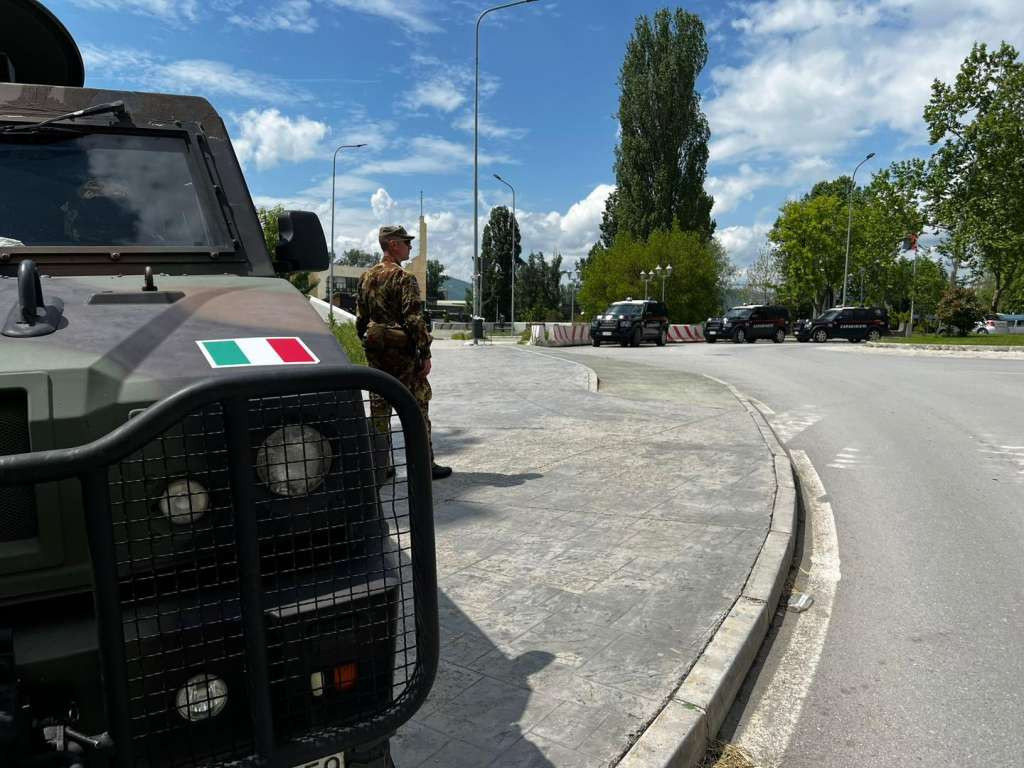 Građani Leposavića nastavljaju prosvjed pred zgradom općine
