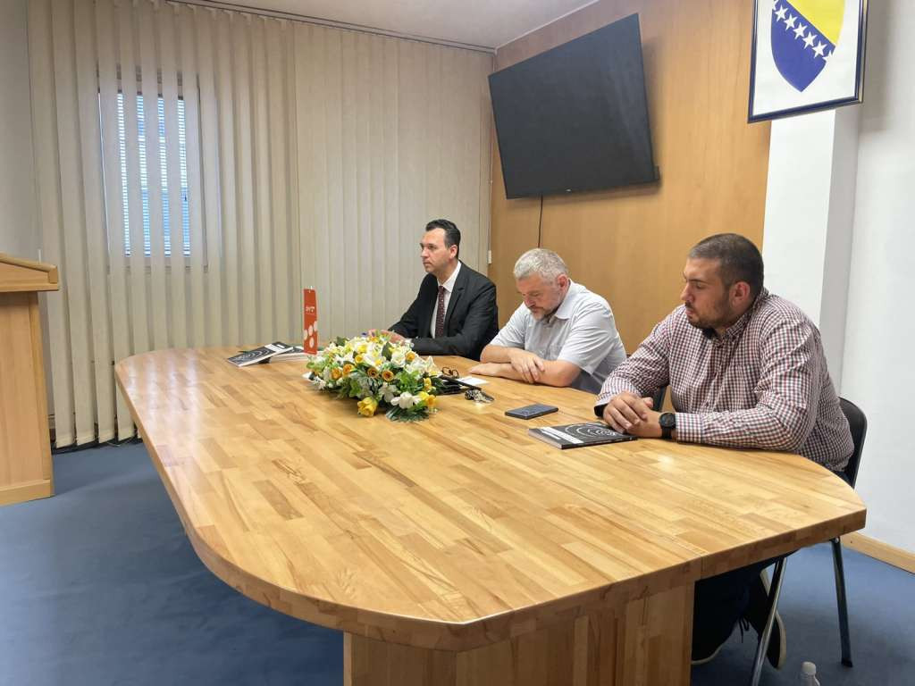 Predstavljena knjiga 'Genocid u BiH, institucije, počinioci, posljedice' autora Hikmeta Karčića