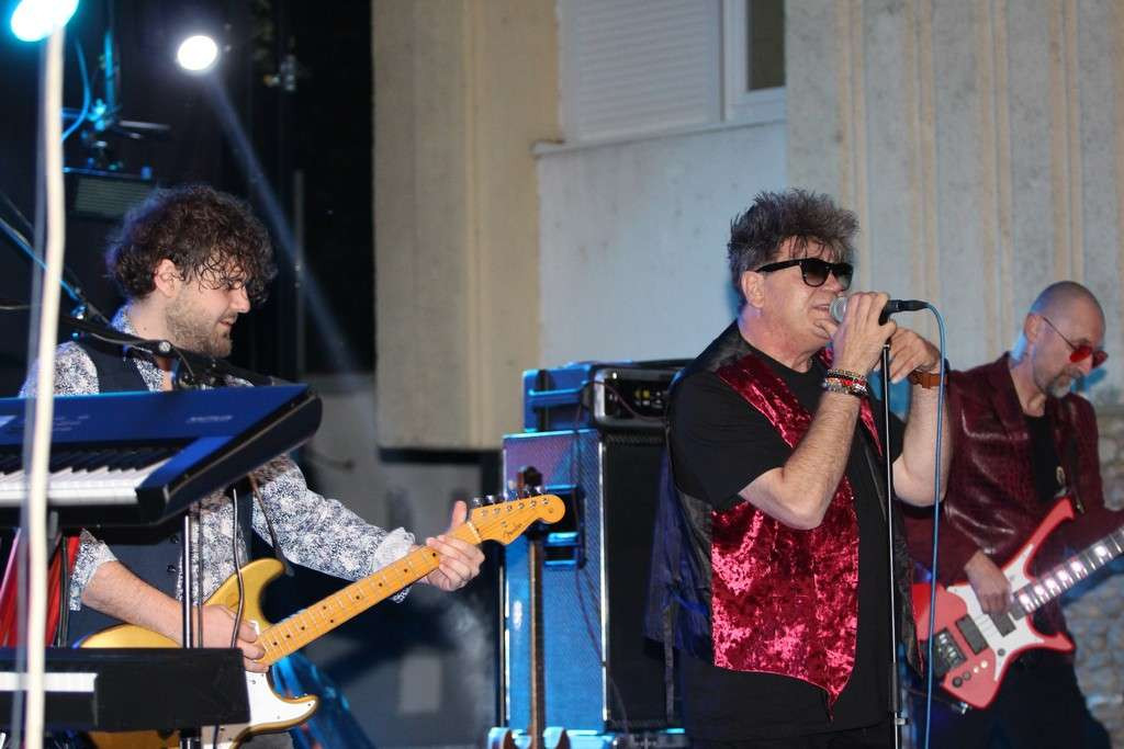 Crvena Jabuka 'zapalila' Stolac, posjetitelj iz cijele regije uživali u svevremenskim hitovima